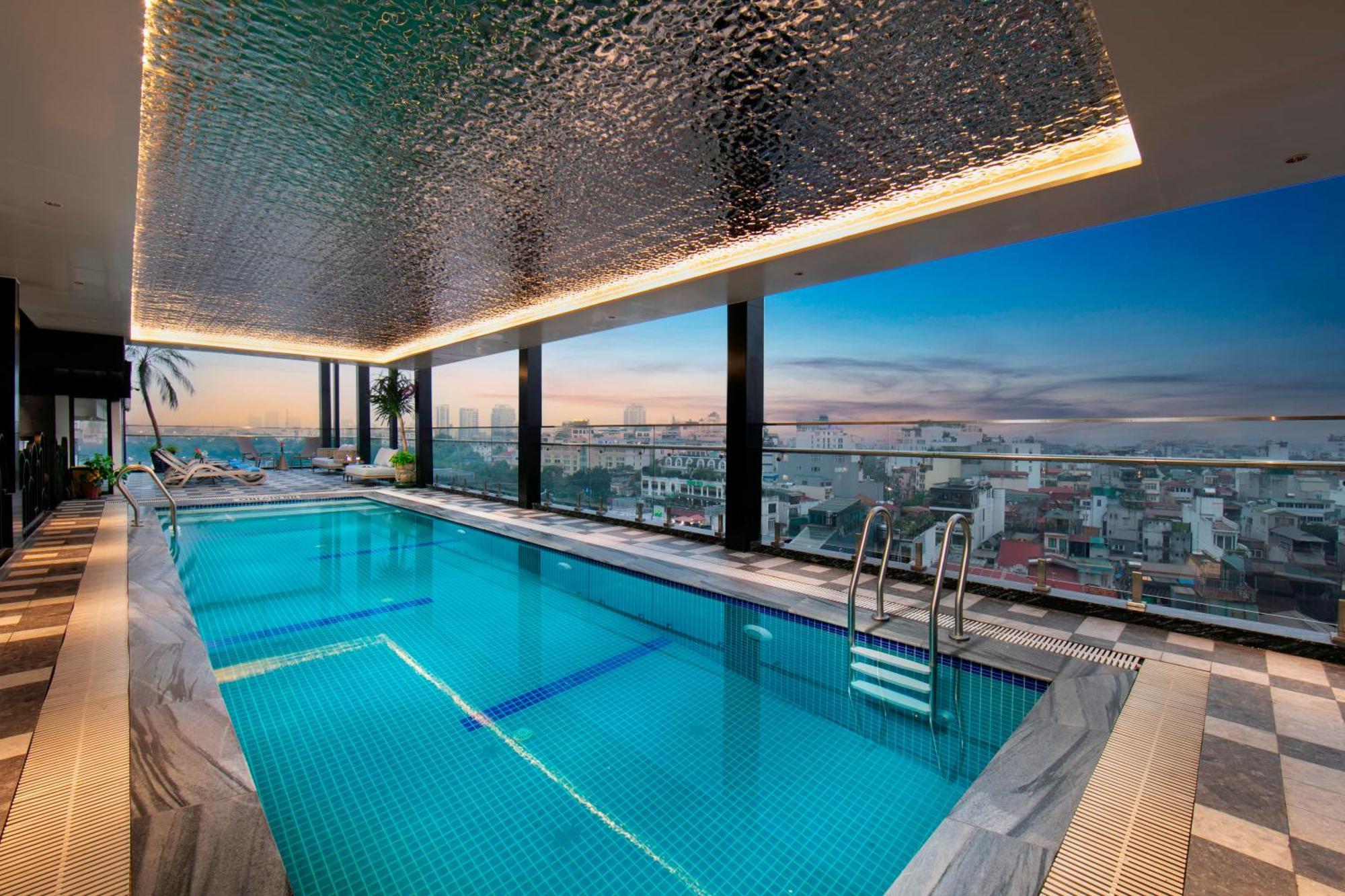 May De Ville Lakeside Hotel Hanoi Exterior photo The swimming pool at the 360° Sky Lounge