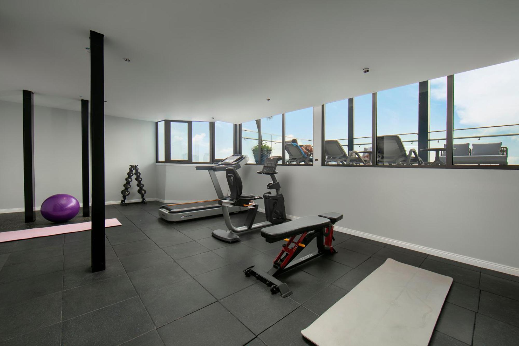 May De Ville Lakeside Hotel Hanoi Exterior photo The gym at the 1001 apartment complex