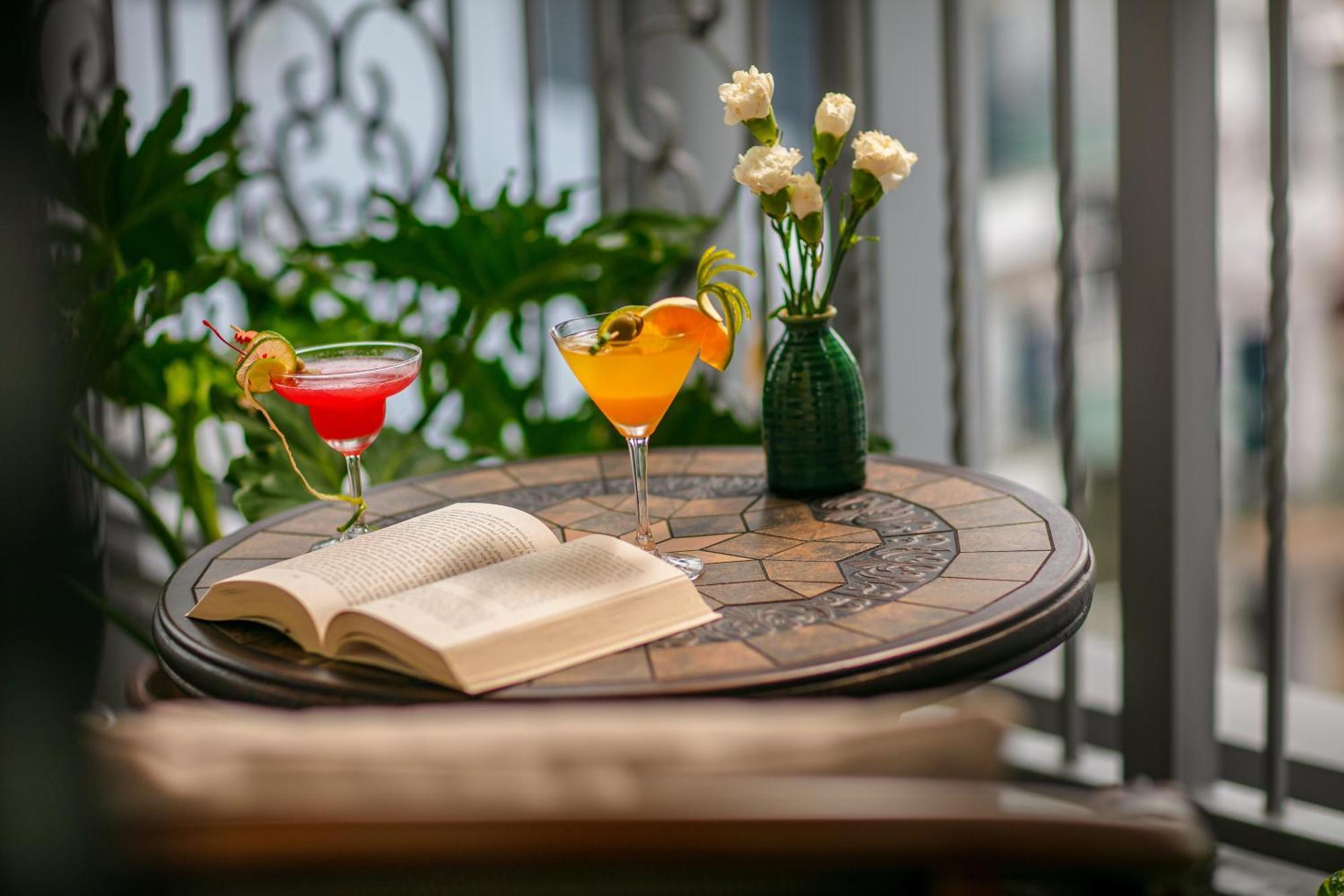 May De Ville Lakeside Hotel Hanoi Exterior photo A balcony table
