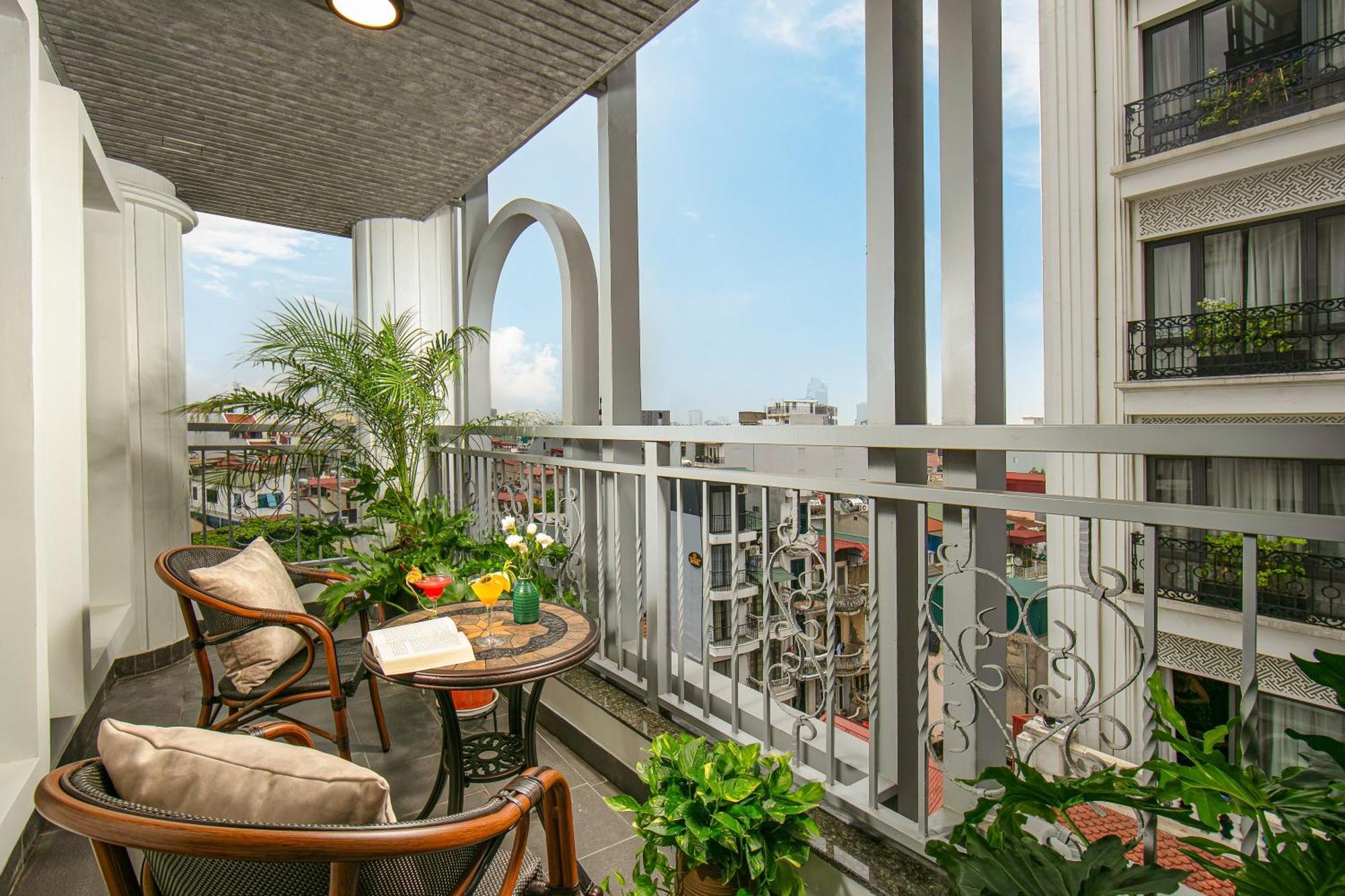 May De Ville Lakeside Hotel Hanoi Exterior photo A balcony